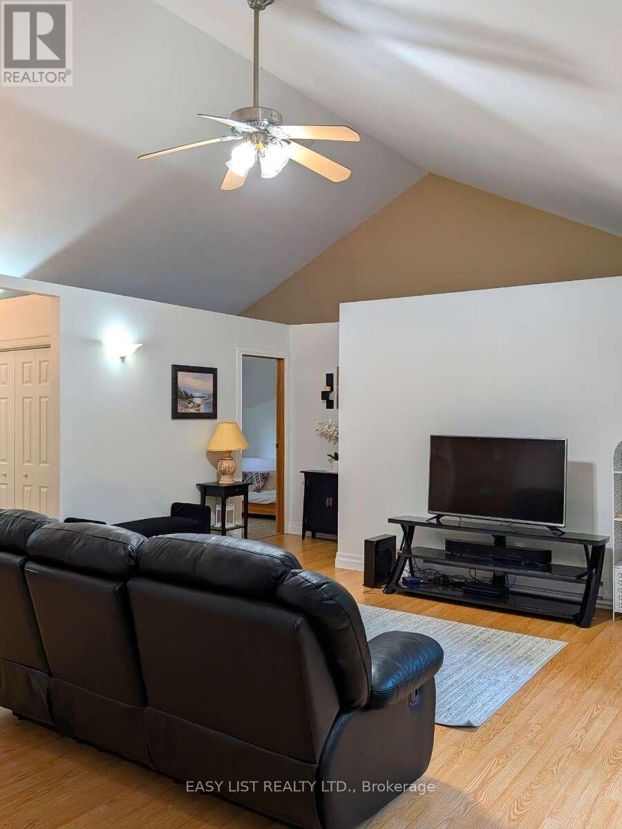 2135 CHAMPLAIN ROAD - 13