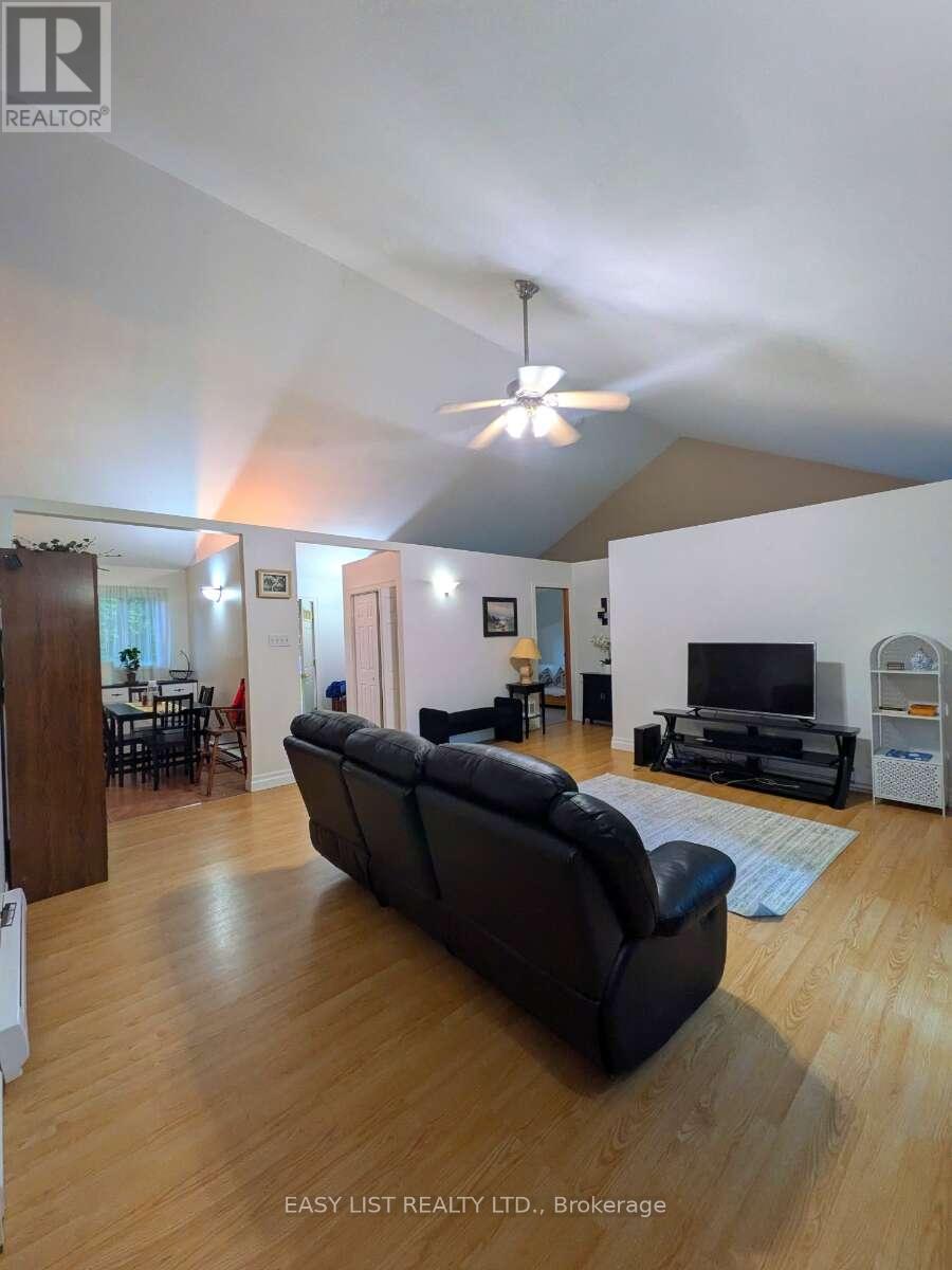 2135 CHAMPLAIN ROAD - 14