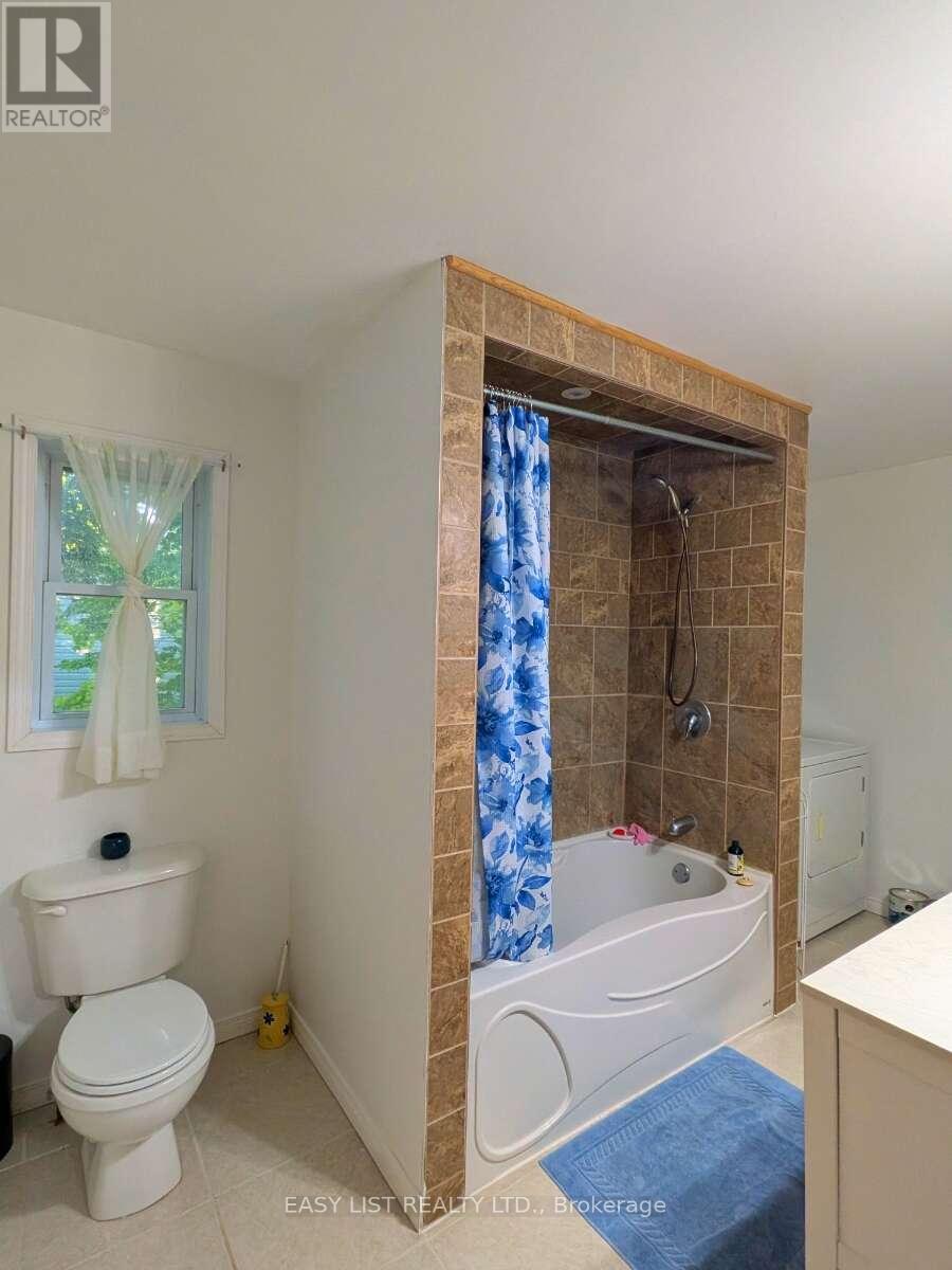 2135 CHAMPLAIN ROAD - 17