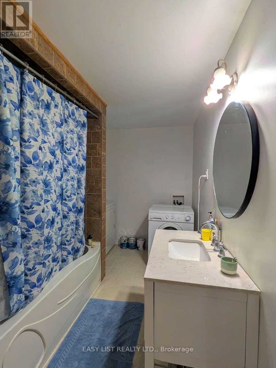 2135 CHAMPLAIN ROAD - 18