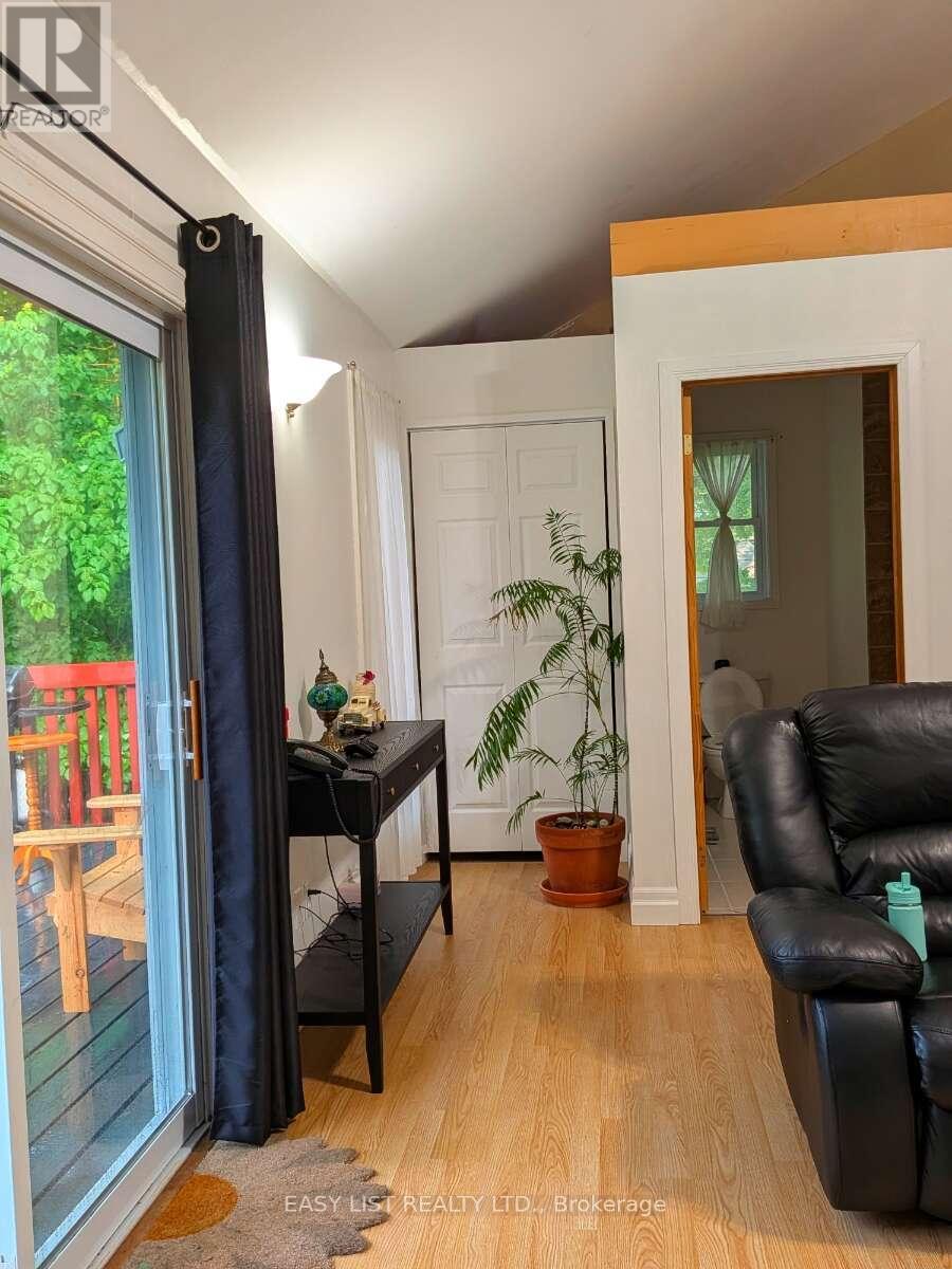 2135 CHAMPLAIN ROAD - 20