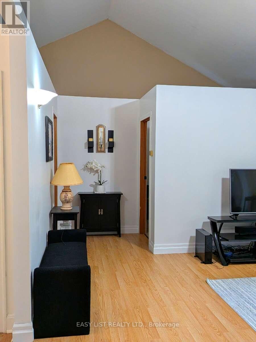 2135 CHAMPLAIN ROAD - 6