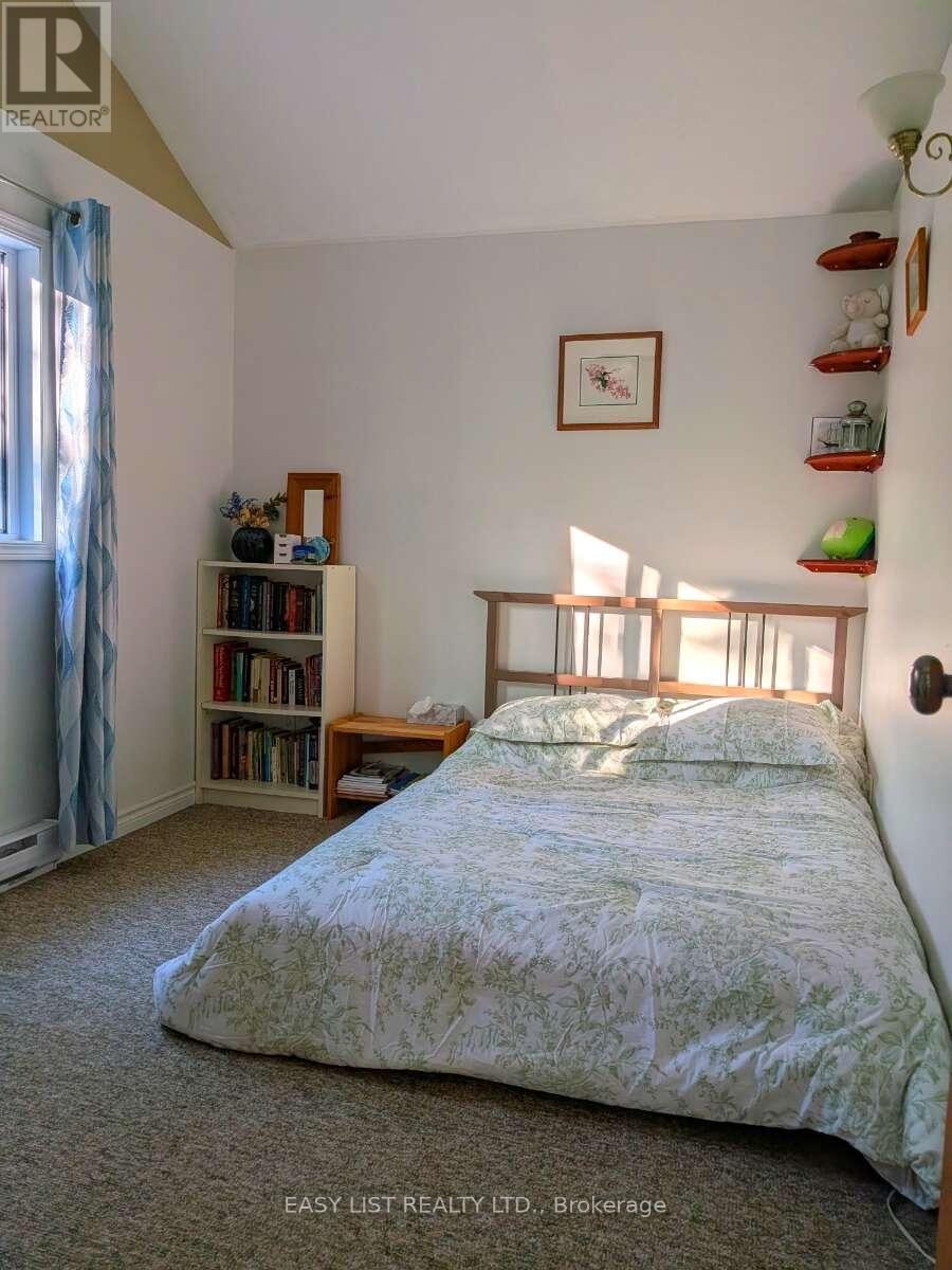 2135 CHAMPLAIN ROAD - 7