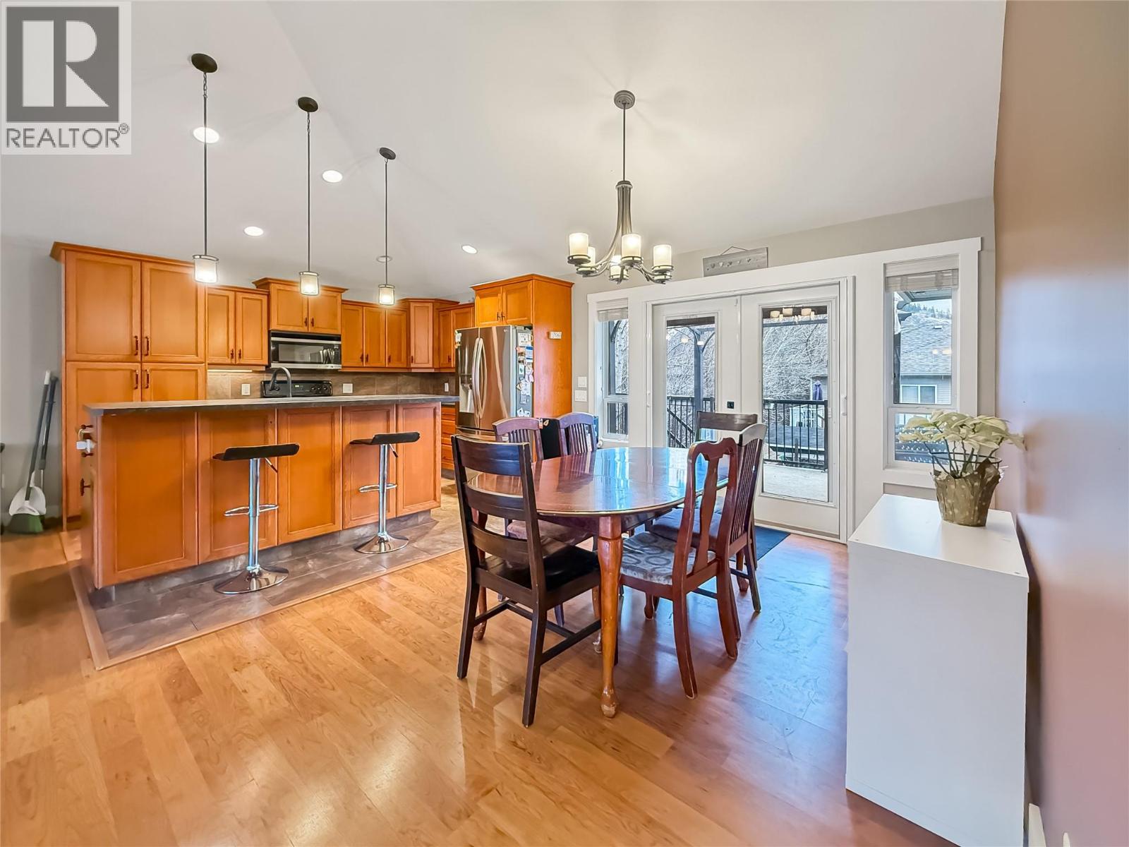 Kitchen and Dining room with vaulted ceilings (Upstairs)