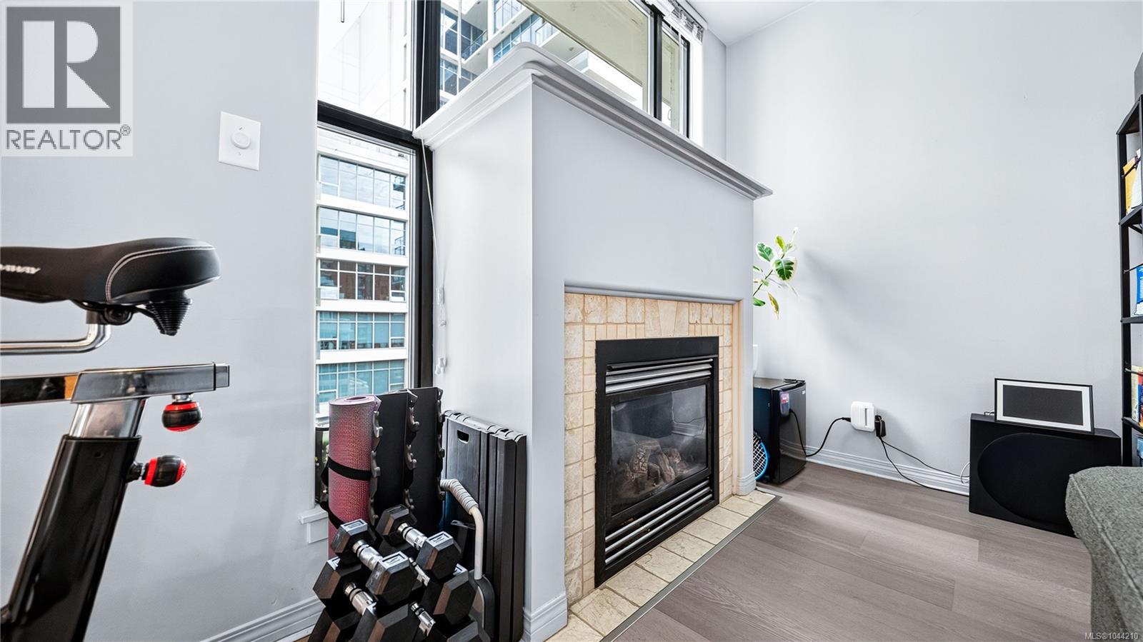#701 860 View St - 16