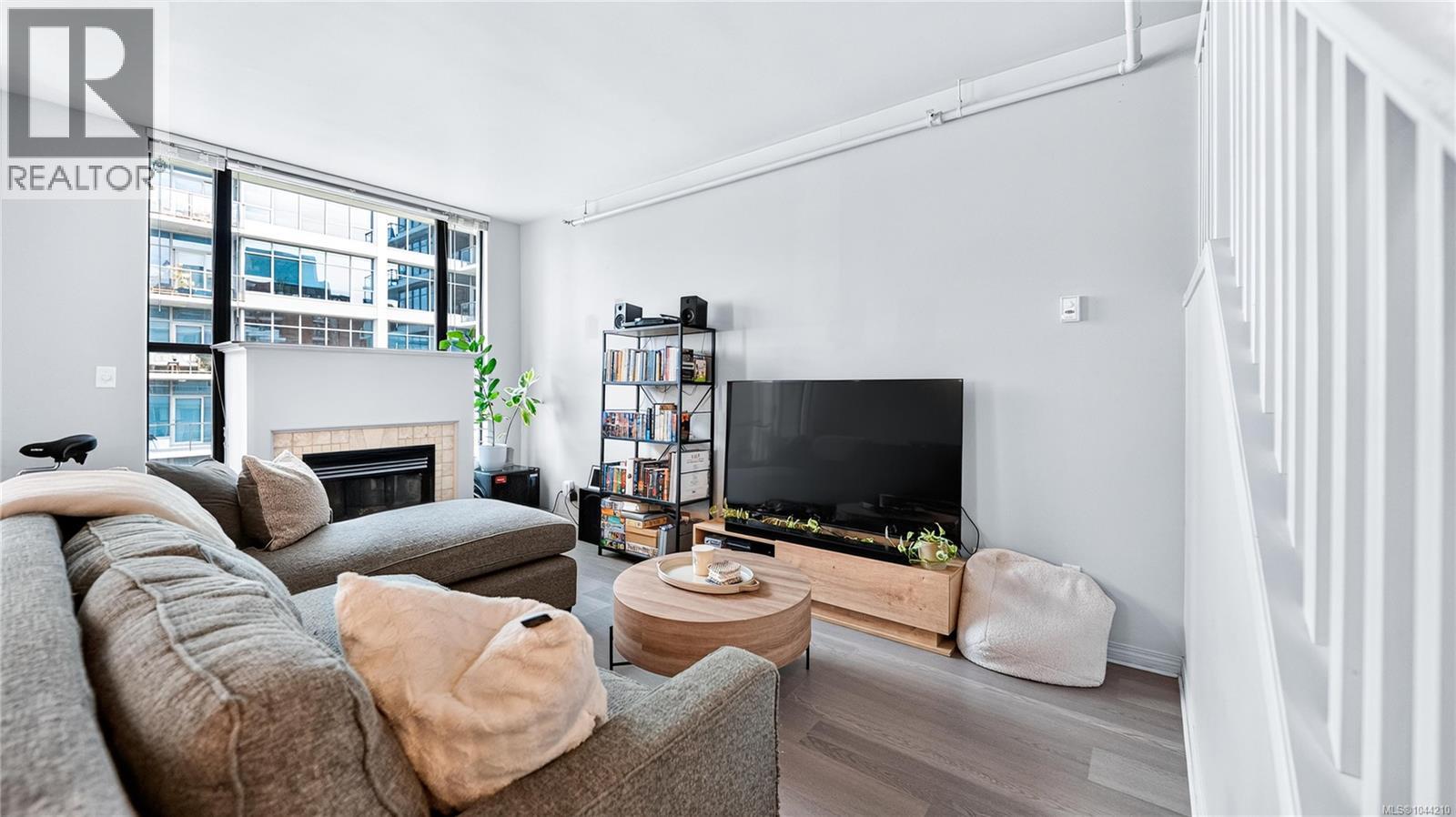 #701 860 View St - 13