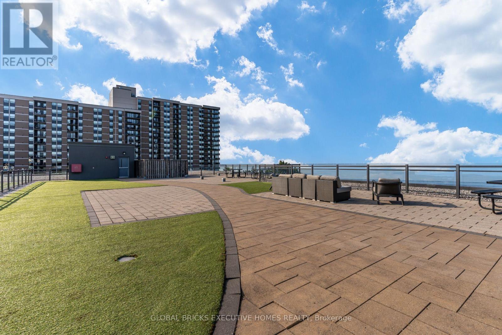 ##106 35 SOUTHSHORE CRESCENT - 13