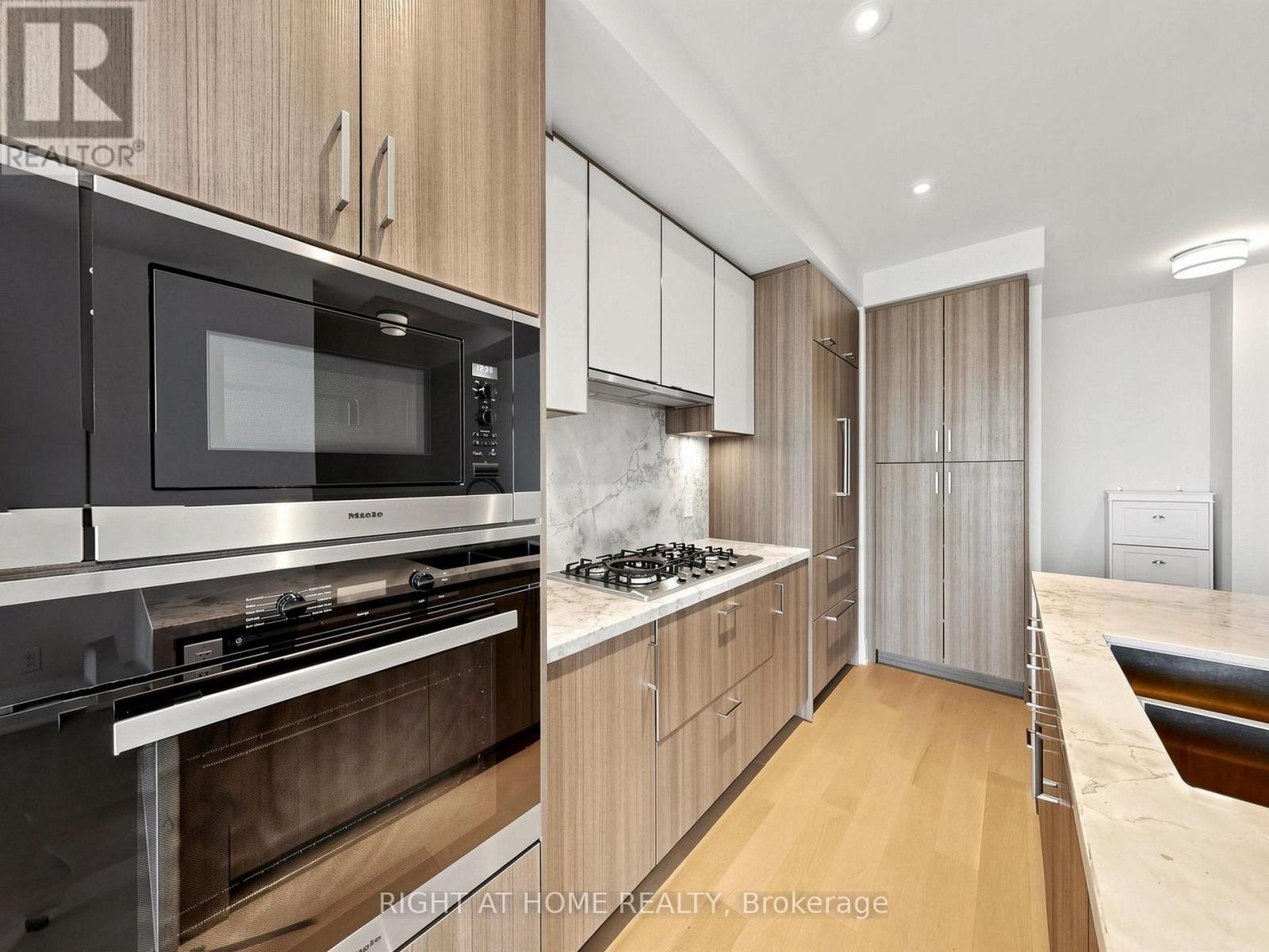 #615 280 HOWLAND AVENUE - 16