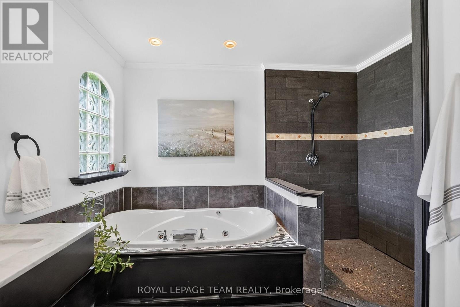 4 Bed, 2 Bath House for Sale in Ottawa – 1550 STANLEYFIELD CRESCENT, Ottawa – MLS# X13590702 - Image 44