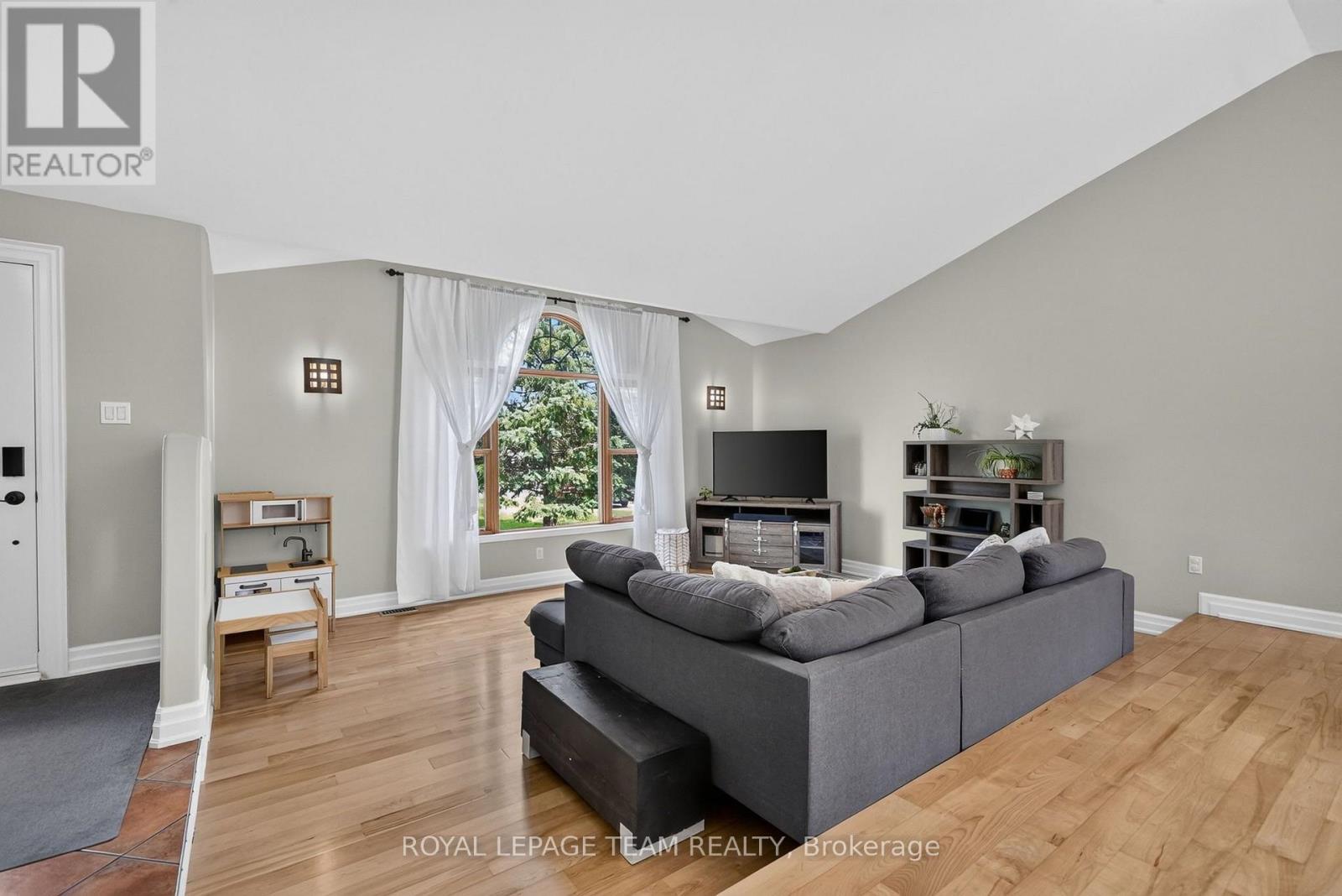 4 Bed, 2 Bath House for Sale in Ottawa – 1550 STANLEYFIELD CRESCENT, Ottawa – MLS# X13590702 - Image 14