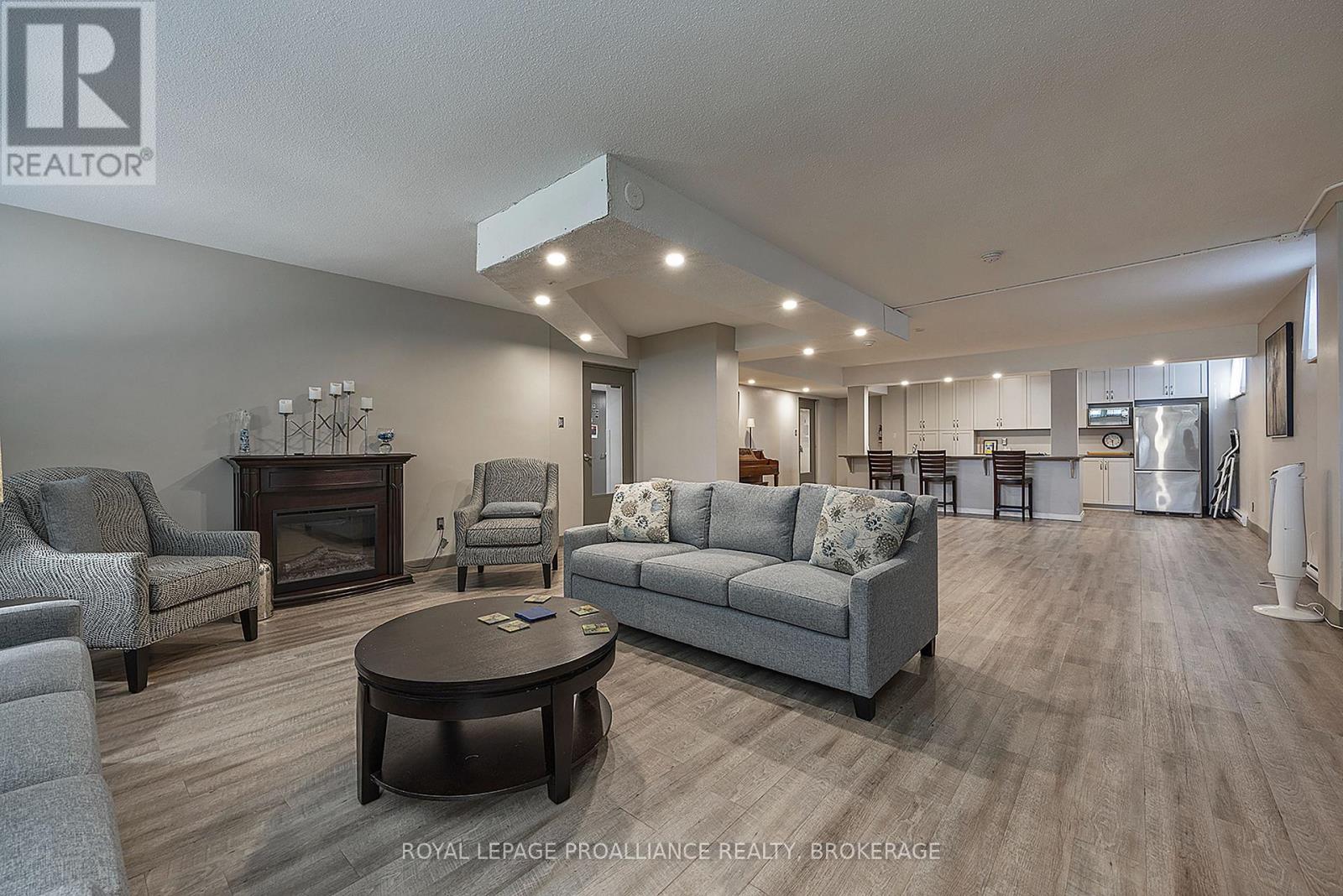 #806 2 MOWAT AVENUE - Image 16