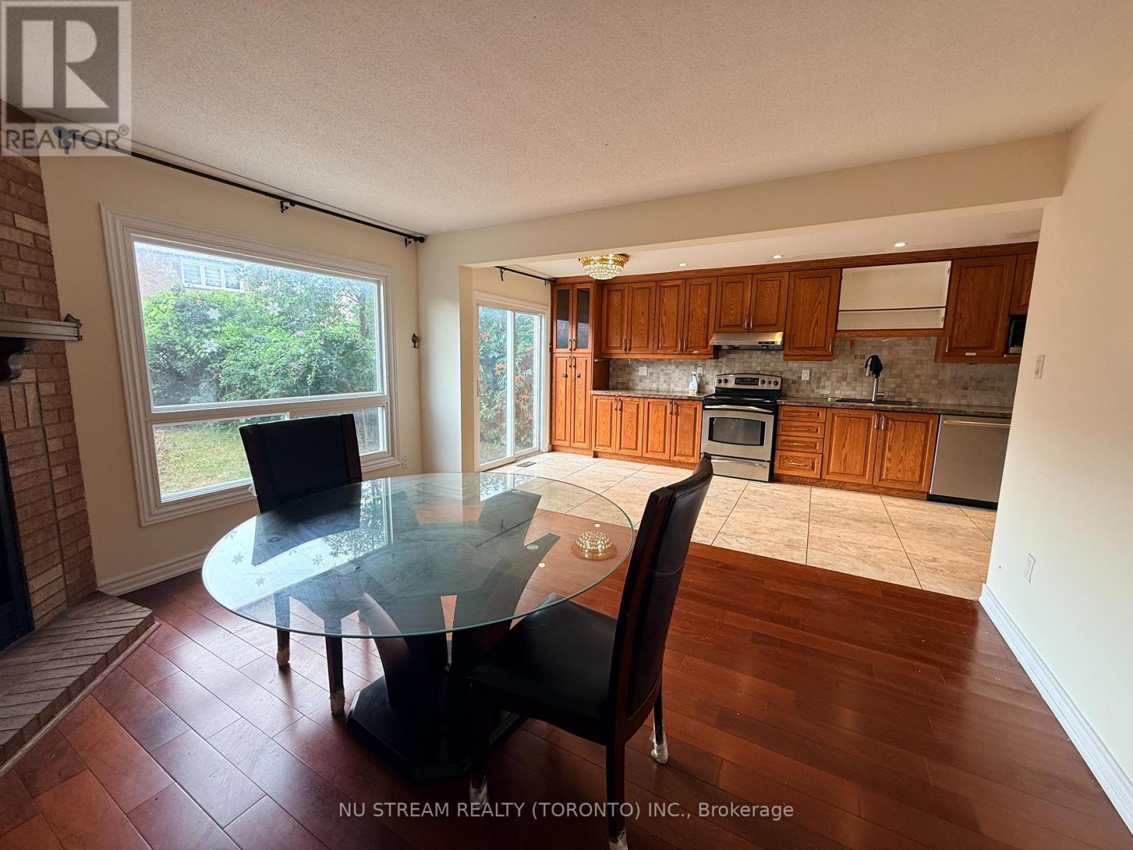 74 WILLIAM HONEY CRESCENT
