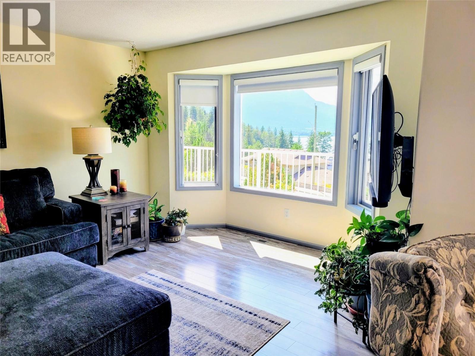 4410 Lakeshore Road NE - 4