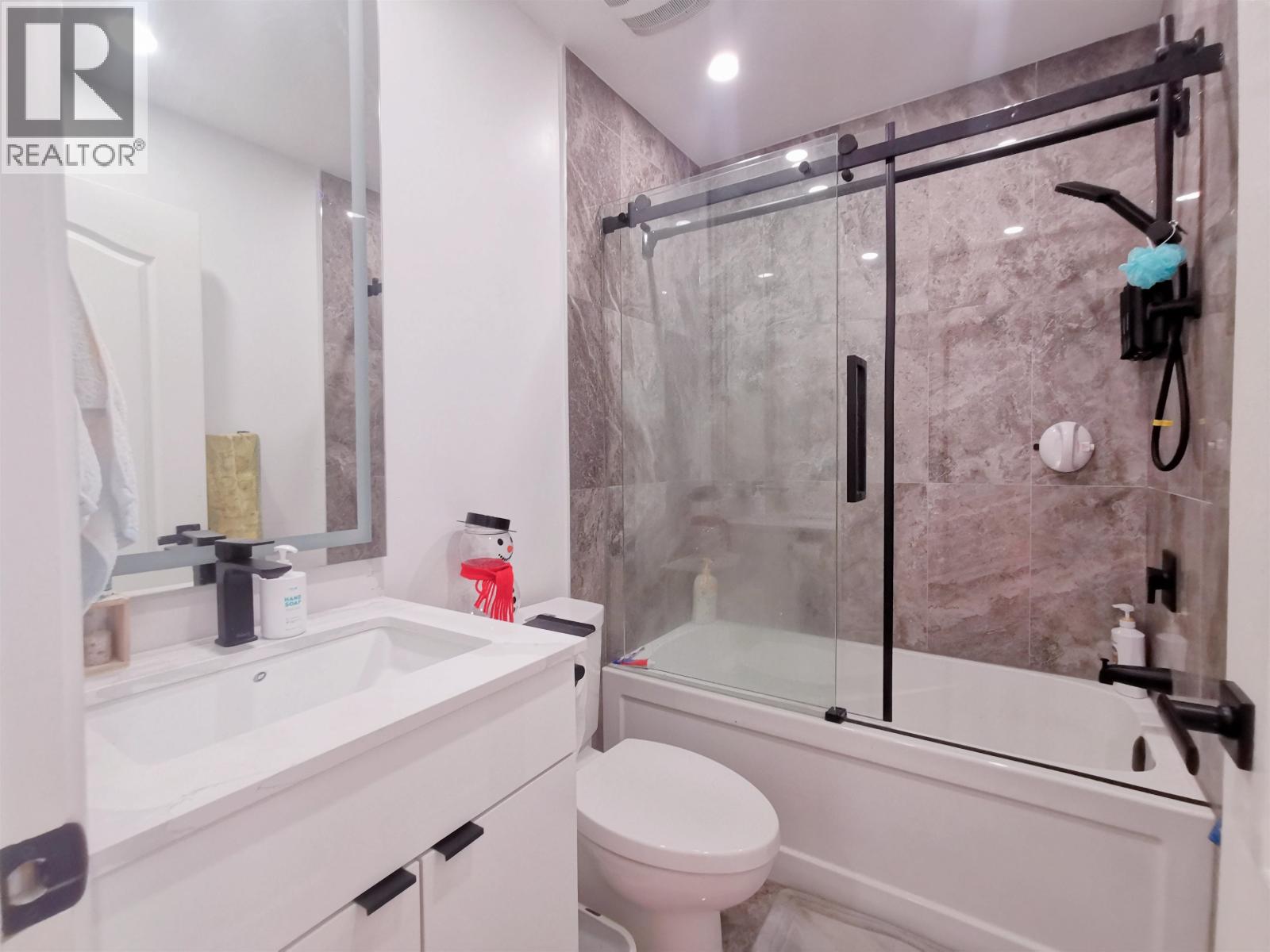 2 Bed, 3 Bath House for Sale in Richmond – 2 9288 KEEFER AVENUE, Richmond – MLS# R3149805 - Image 2