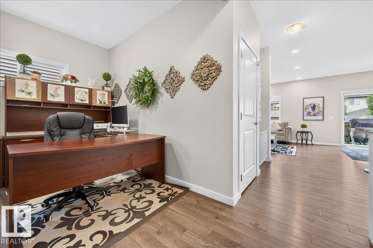 2709 Collins Crescent SW - 10