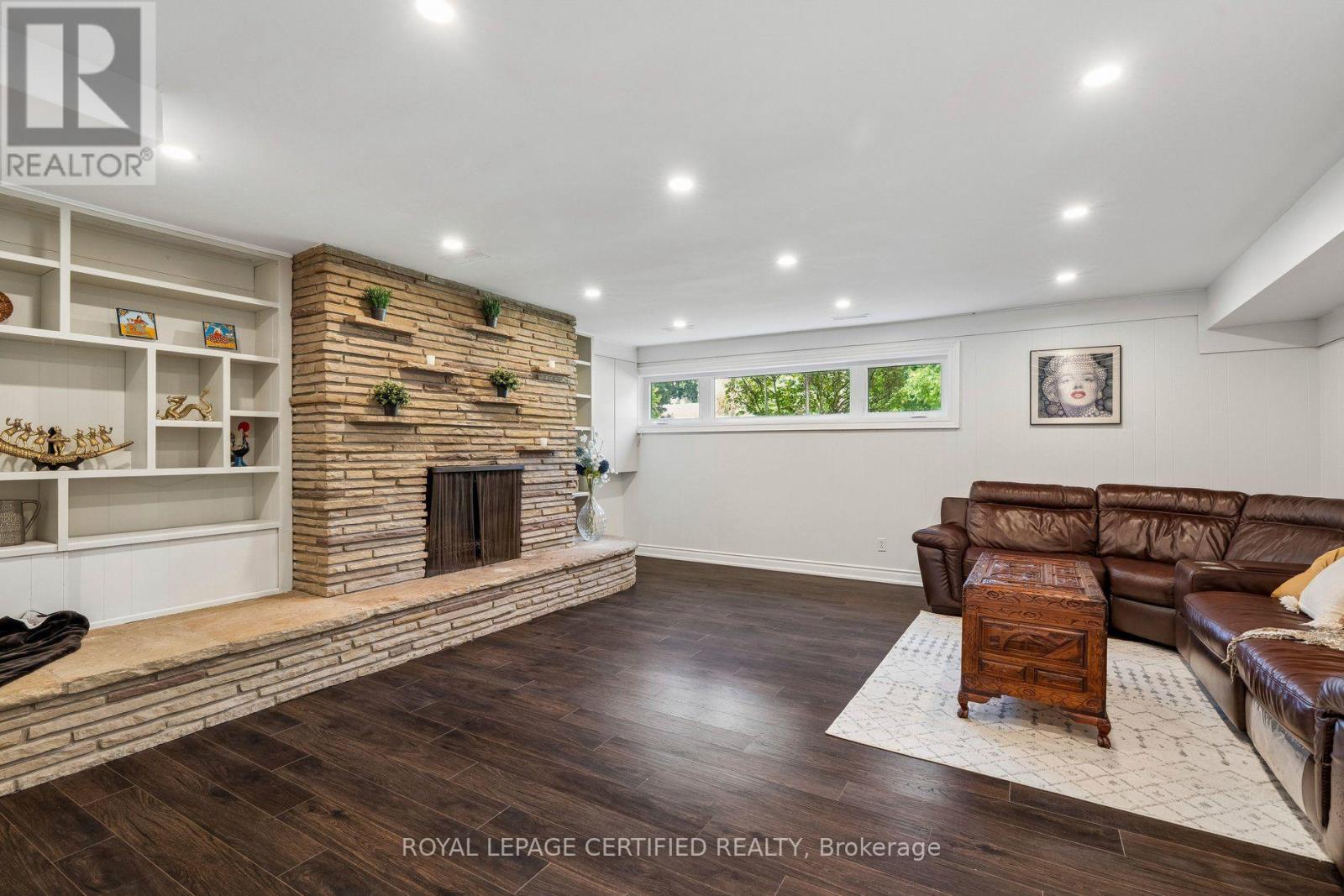 462 THE KINGSWAY - 17