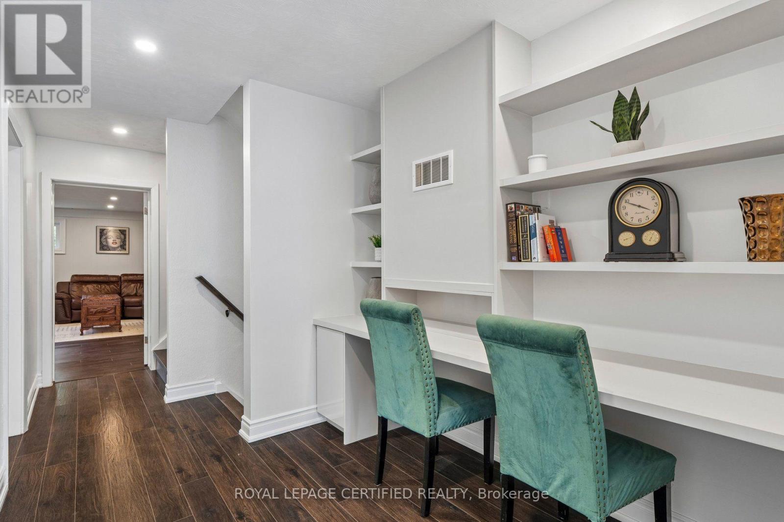462 THE KINGSWAY - 19