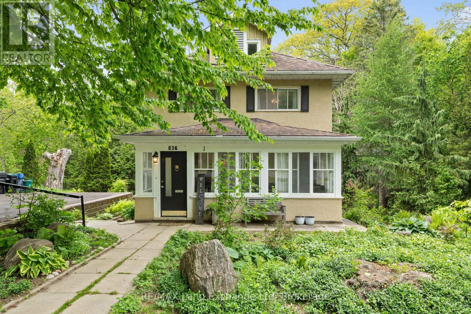836 VICTORIA STREET - 1