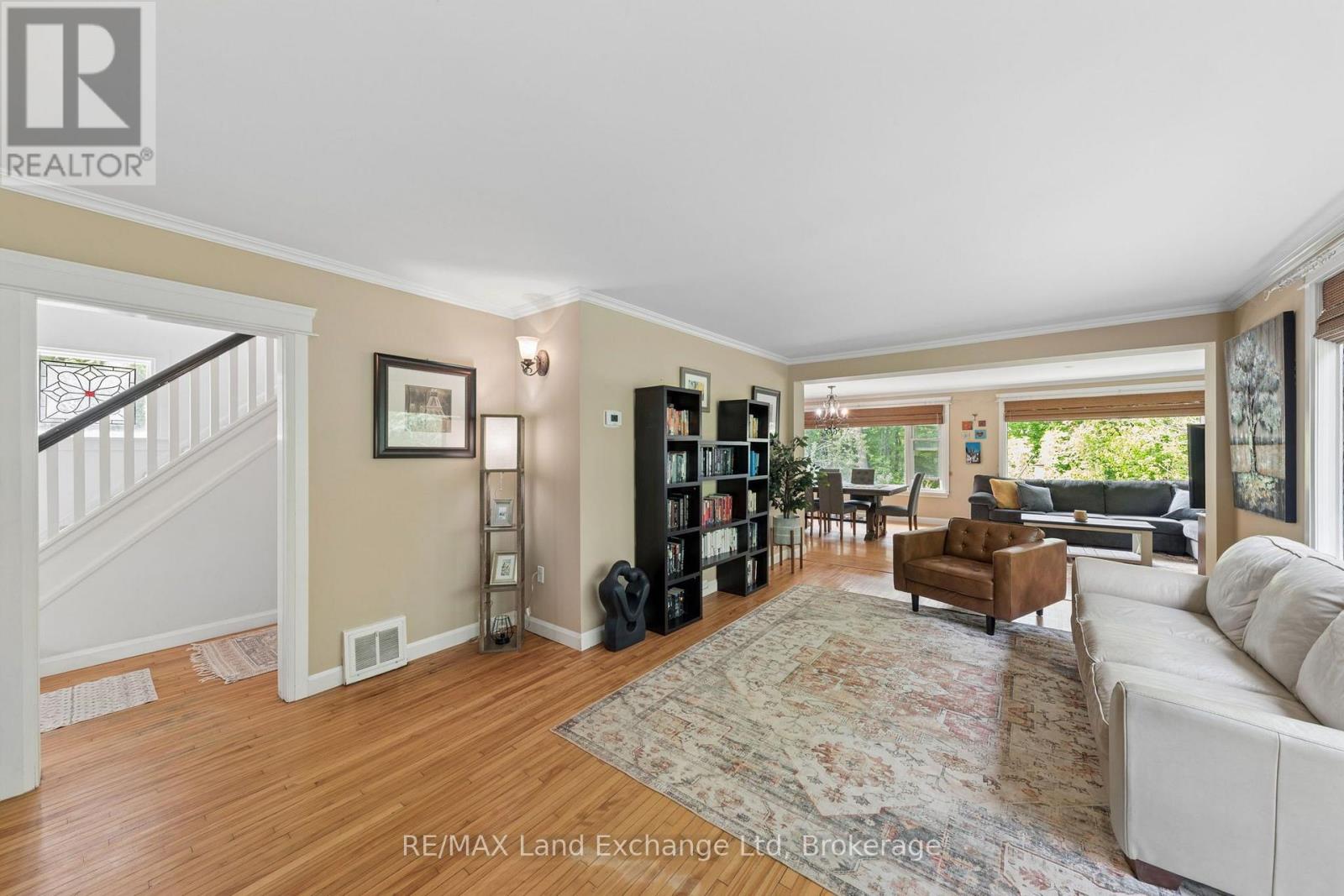 836 VICTORIA STREET - 11