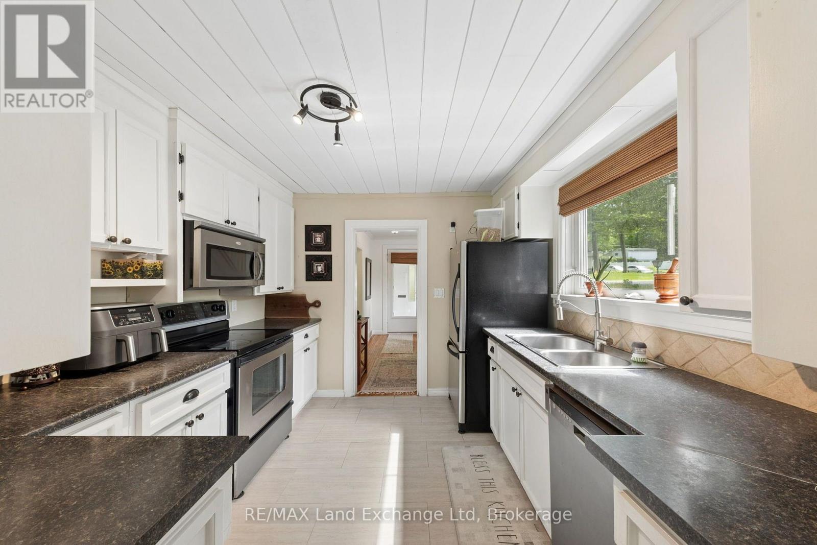 836 VICTORIA STREET - 16