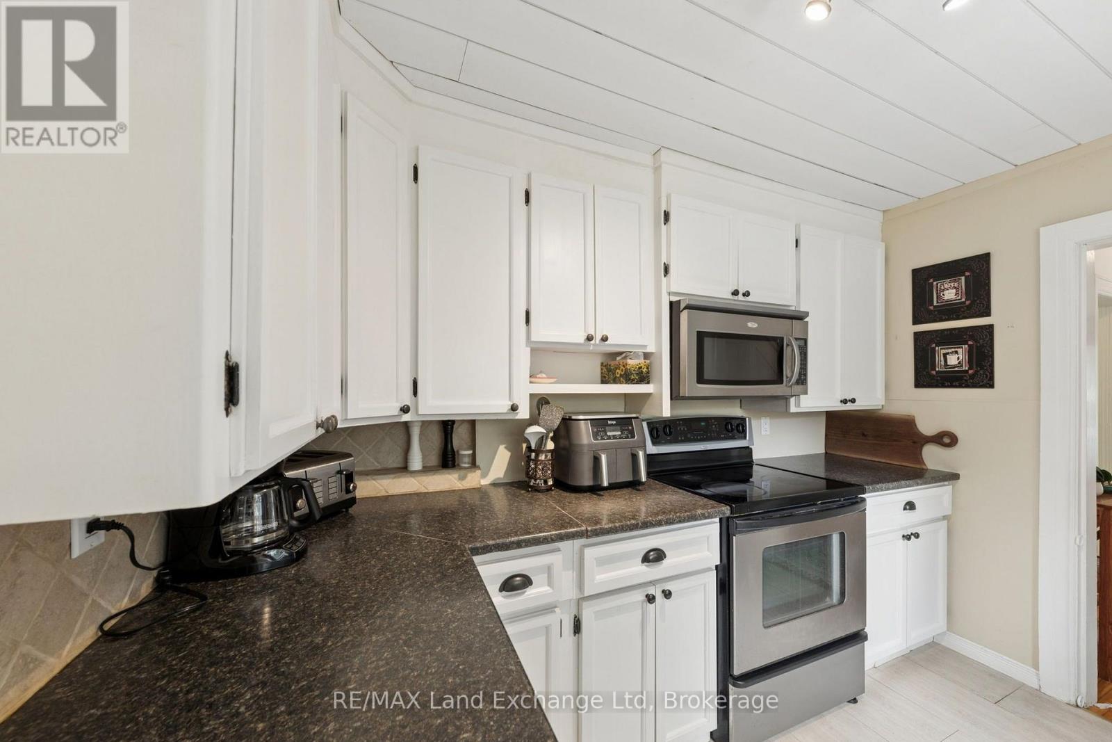 836 VICTORIA STREET - 17
