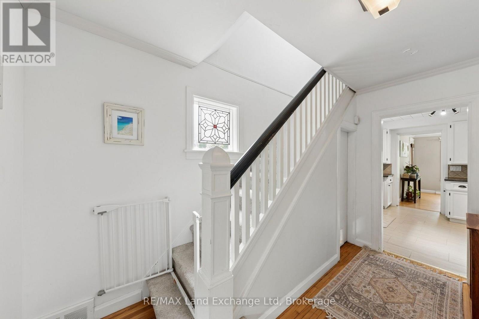 836 VICTORIA STREET - 18
