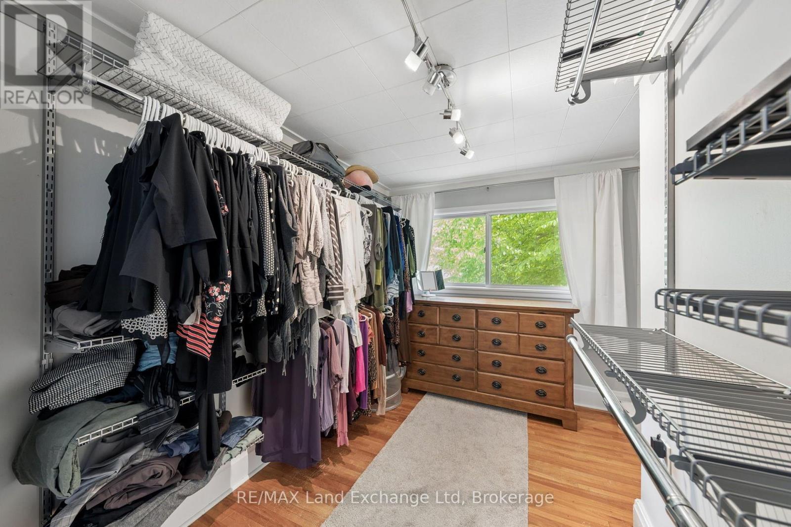 836 VICTORIA STREET - 21