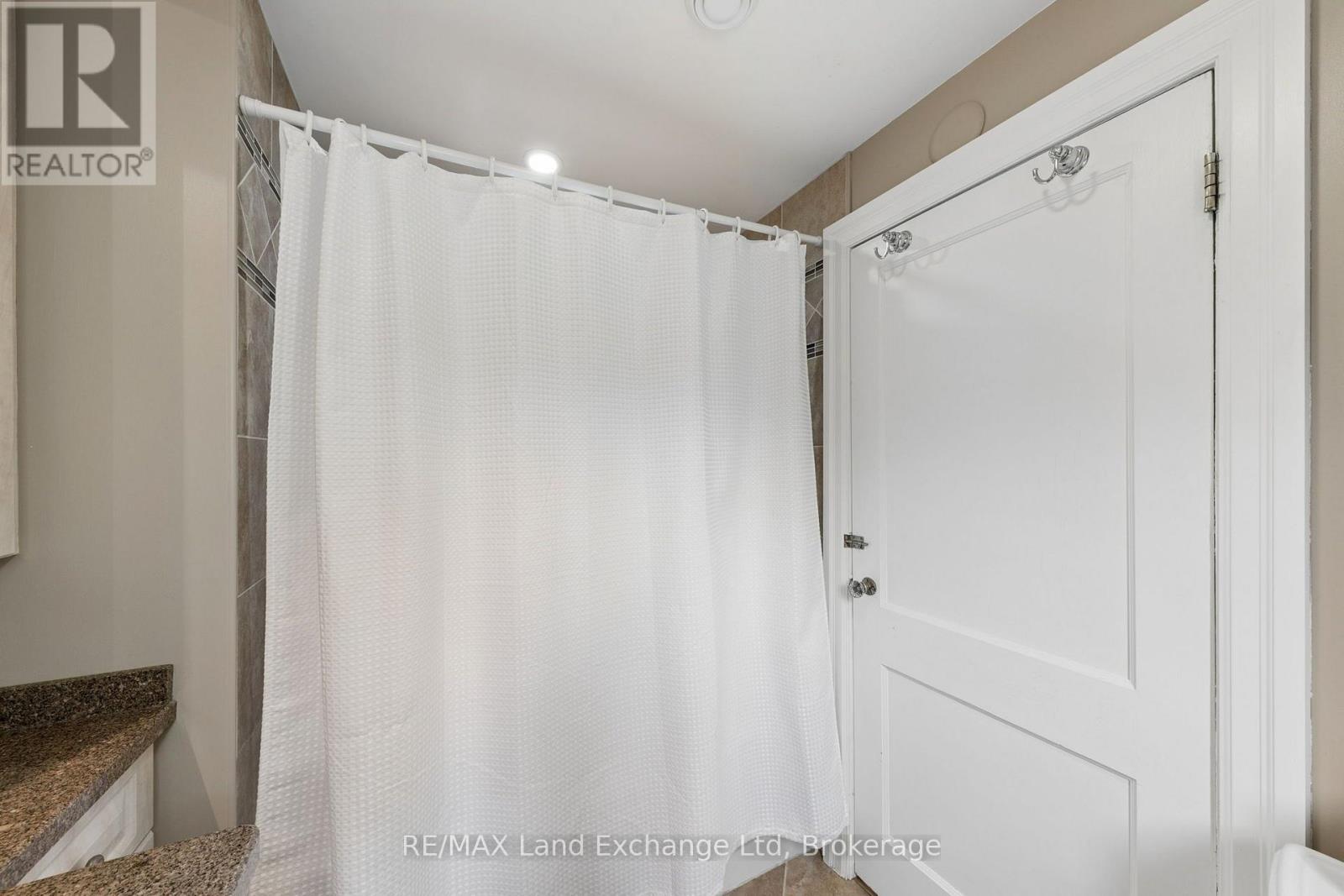 836 VICTORIA STREET - 23
