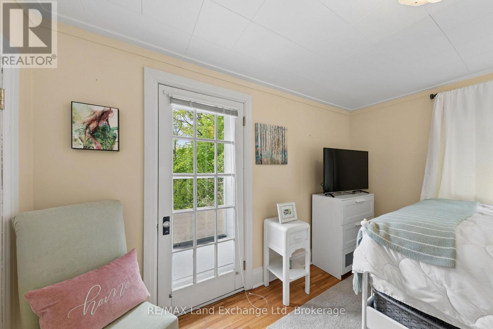 836 VICTORIA STREET - 24