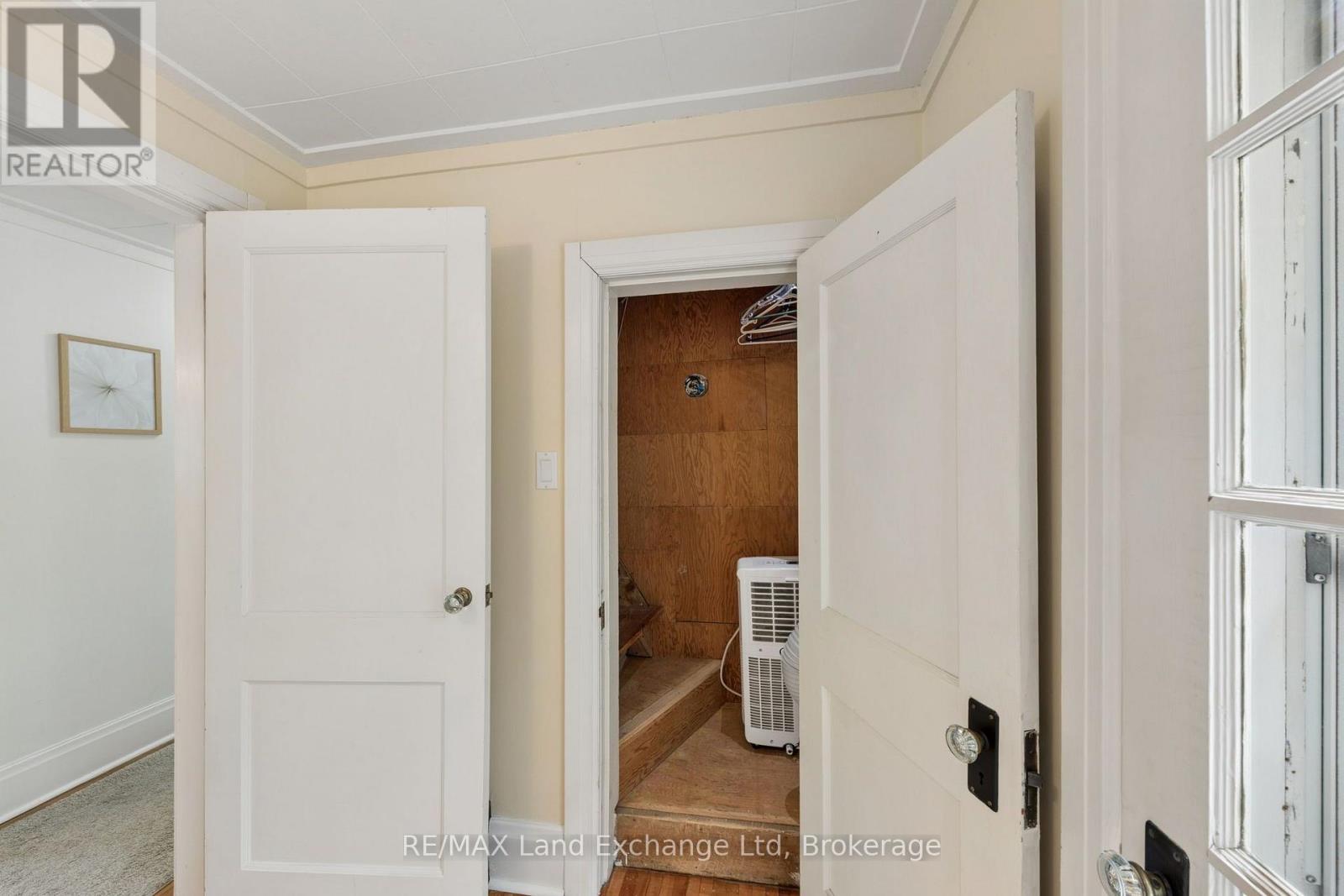 836 VICTORIA STREET - 25