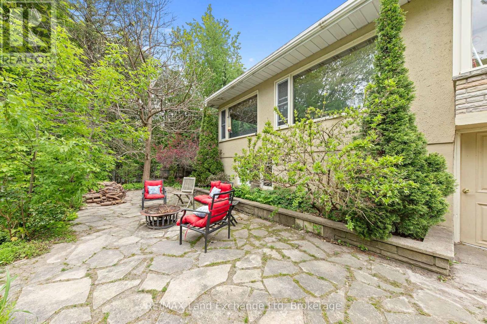 836 VICTORIA STREET - 33
