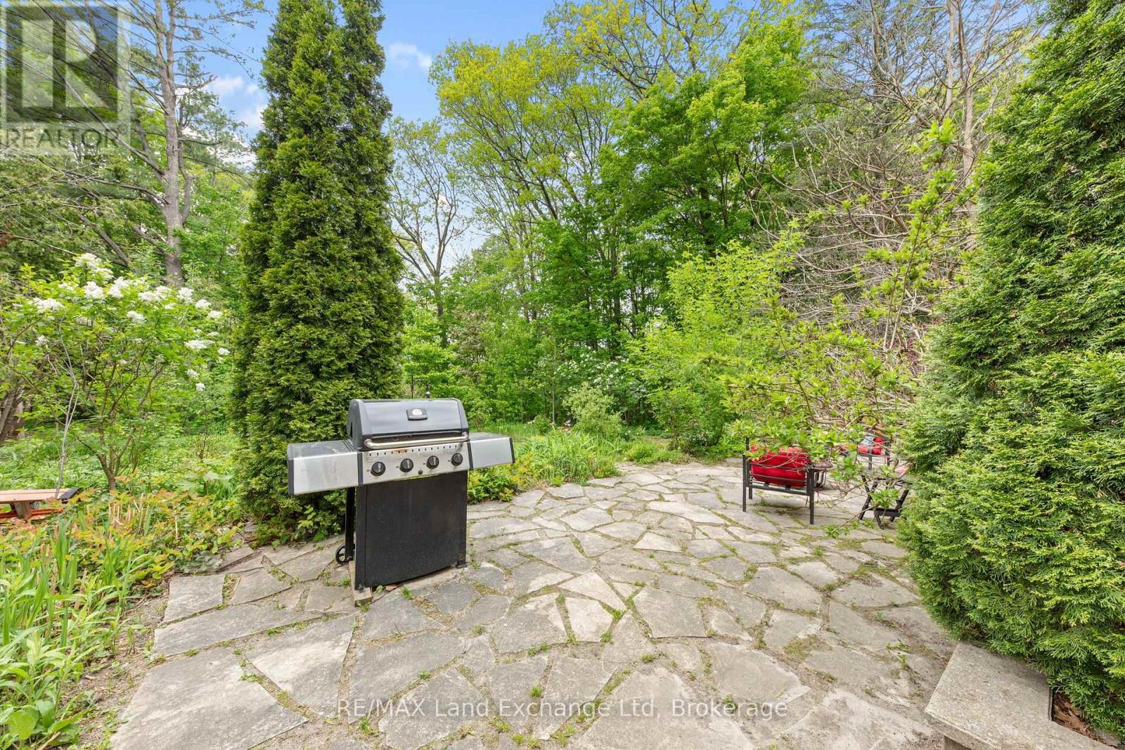 836 VICTORIA STREET - 34