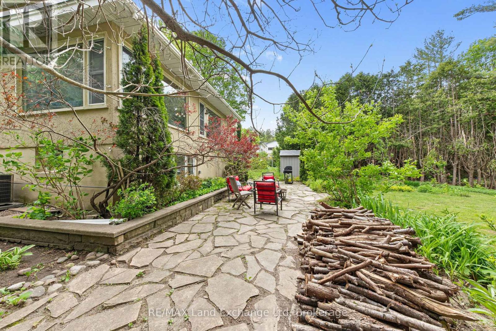 836 VICTORIA STREET - 35