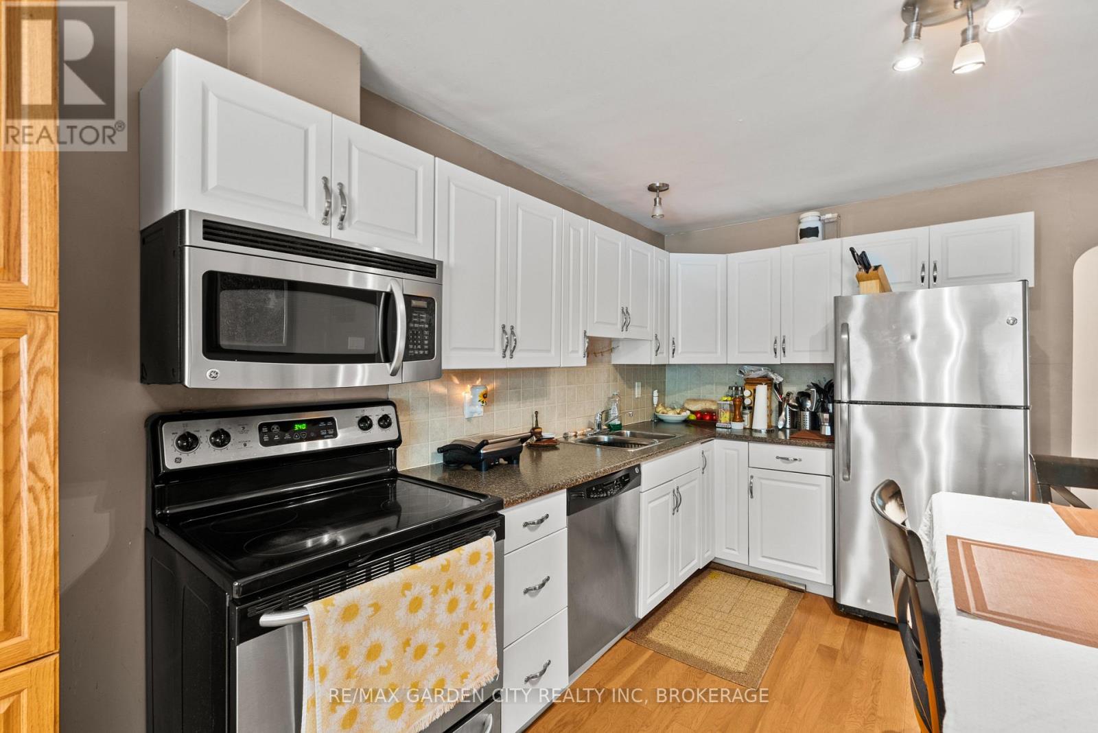 36 ROSE AVENUE - 10