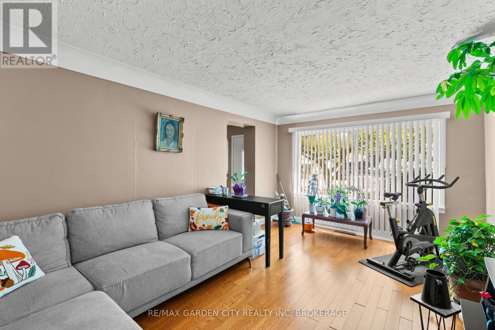 36 ROSE AVENUE - 13