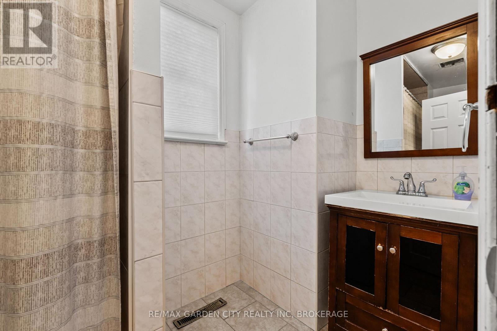 36 ROSE AVENUE - 16