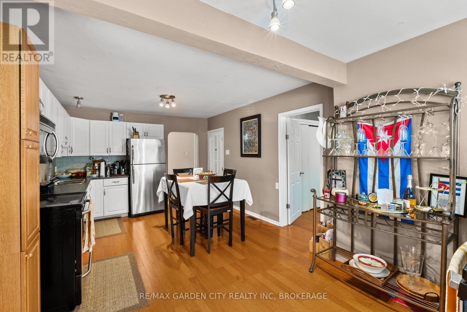 36 ROSE AVENUE - 6