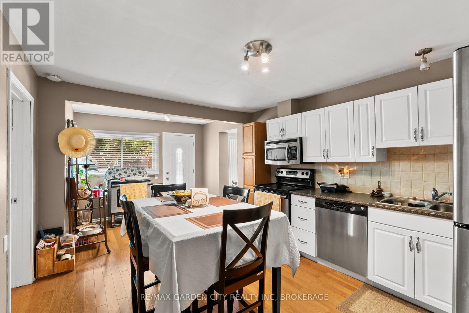 36 ROSE AVENUE - 9
