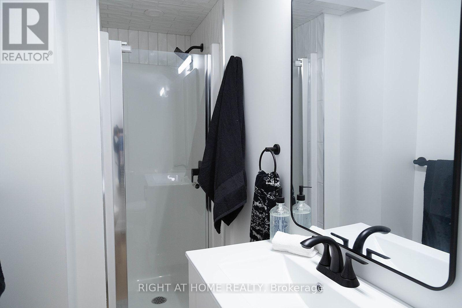 186 KING EDWARD AVENUE - 35