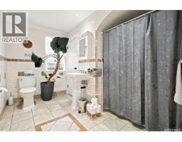 Kitchen - 2216 Lorne Street, Regina, SK S4P2M7 Photo 11