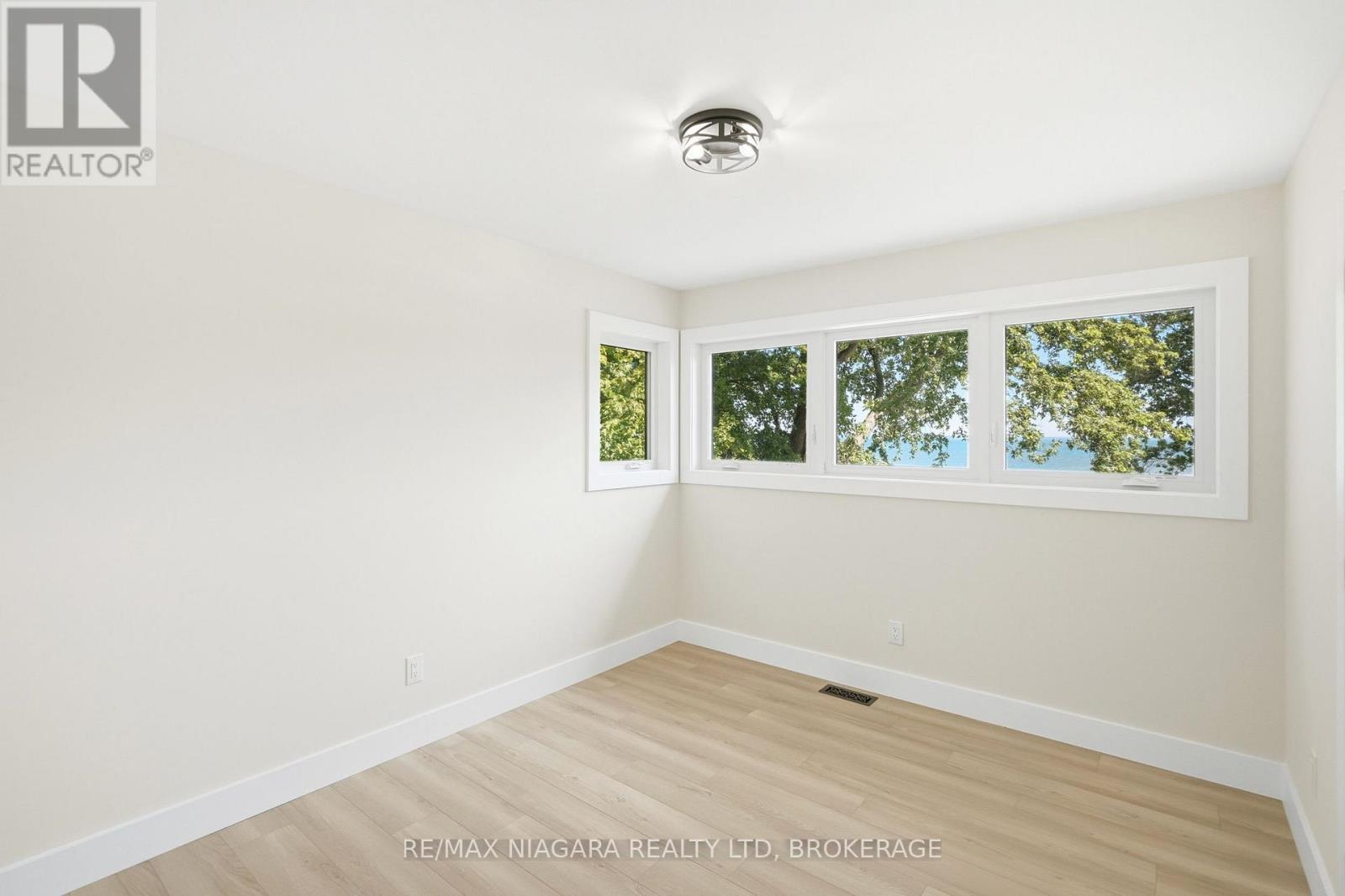 3561 YACHT HARBOUR ROAD - Image 32