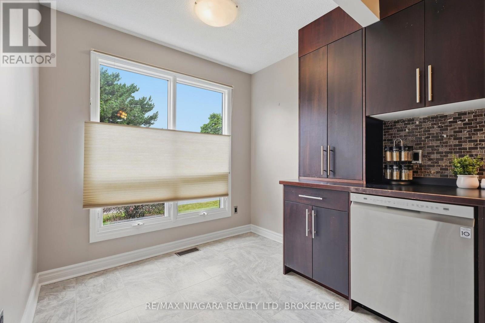 #24 122 LAKESHORE ROAD - 10
