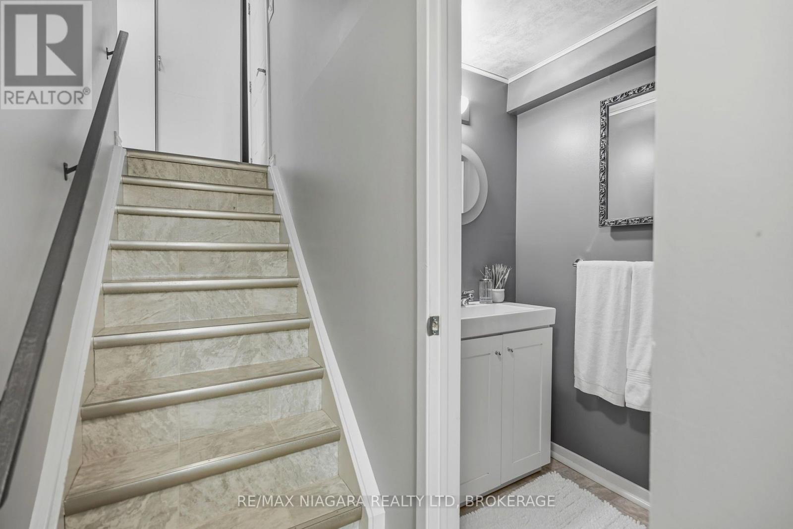 #24 122 LAKESHORE ROAD - 24