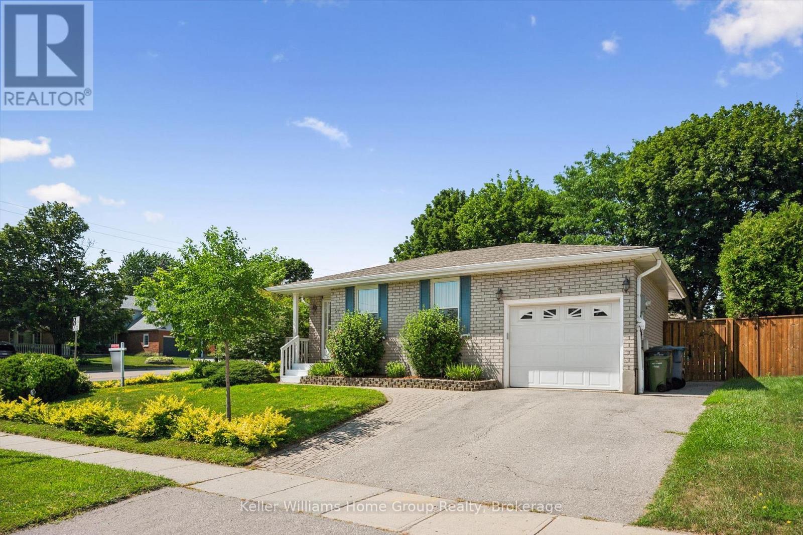 51 DUNHILL CRESCENT - 3