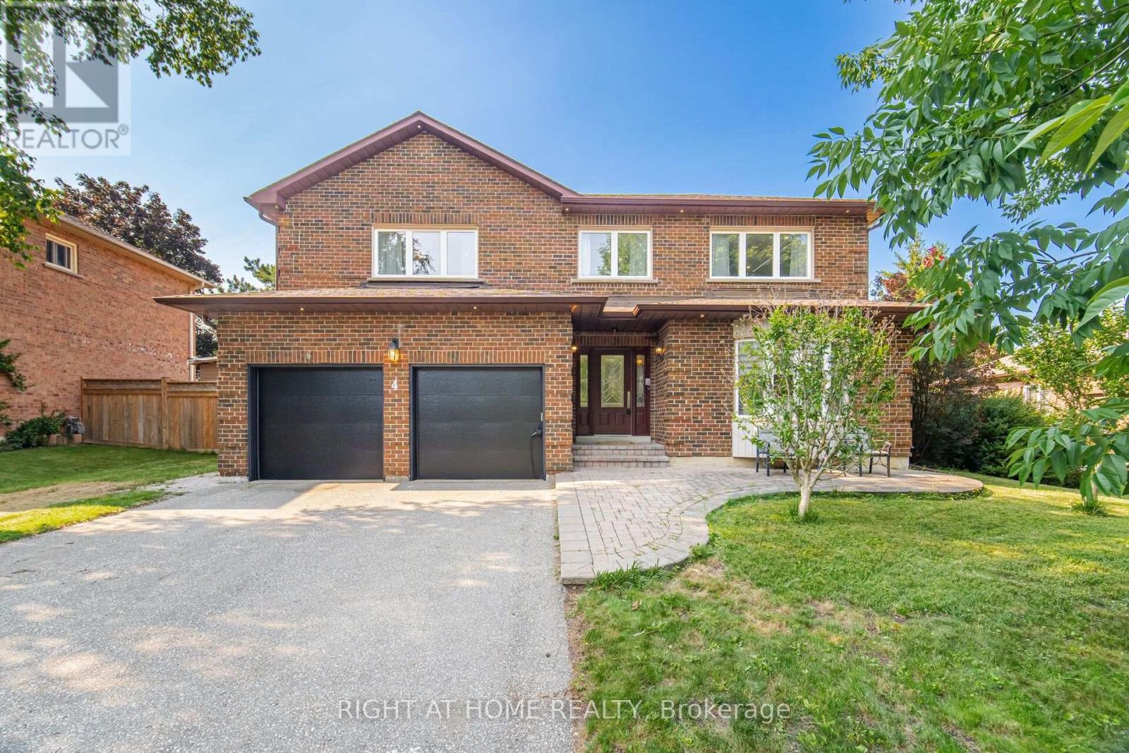 4 SIMMONS CRESCENT - 1