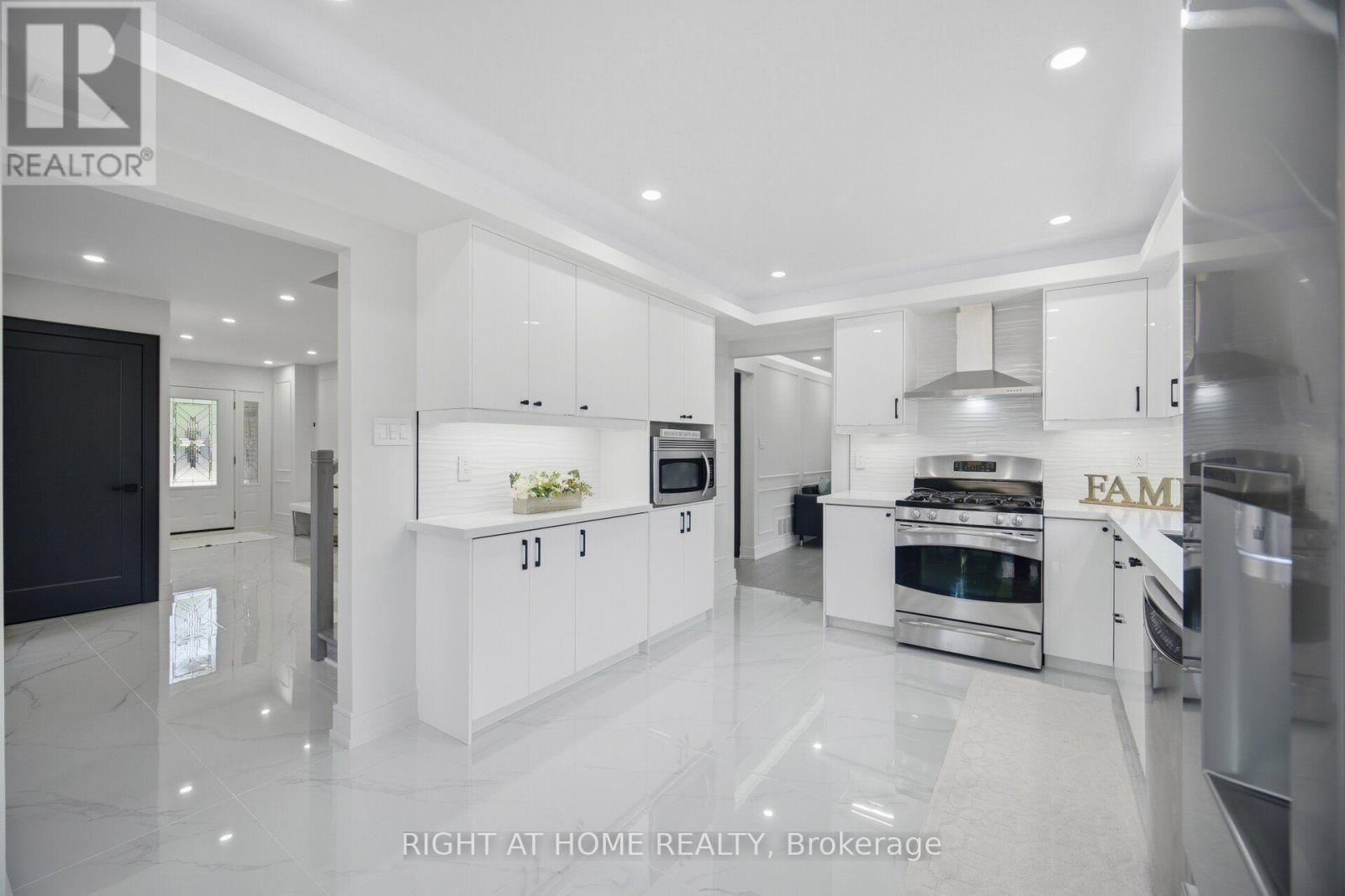 4 SIMMONS CRESCENT - 12