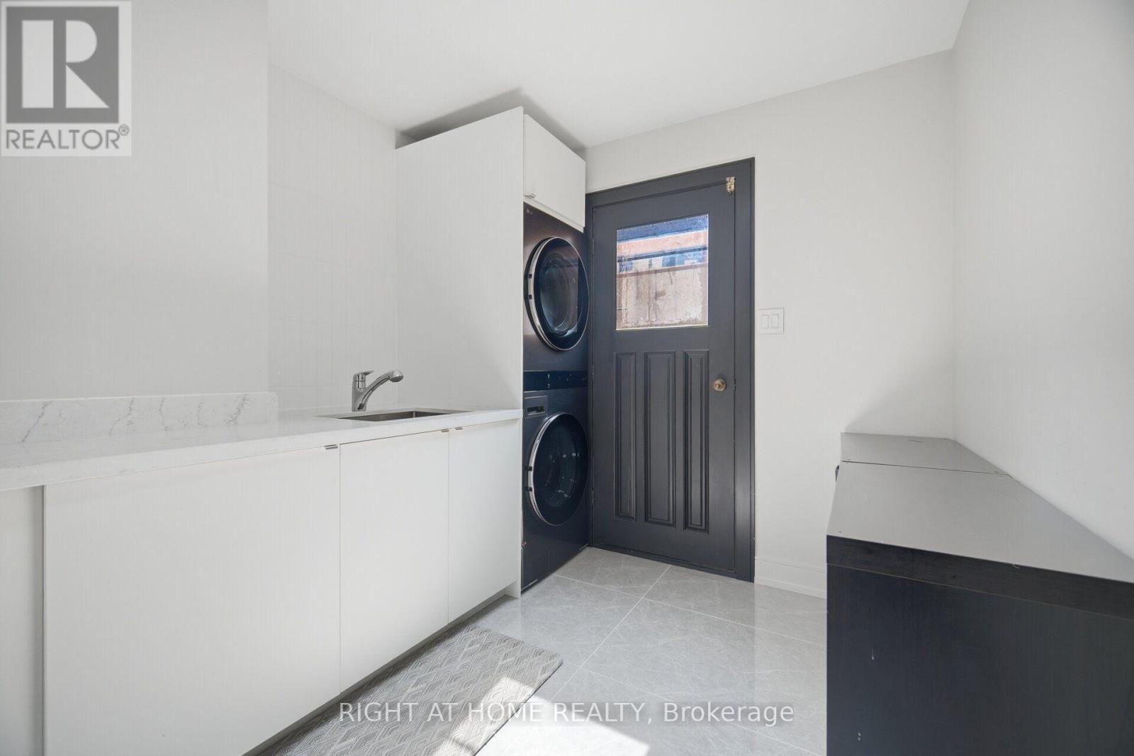 4 SIMMONS CRESCENT - 18