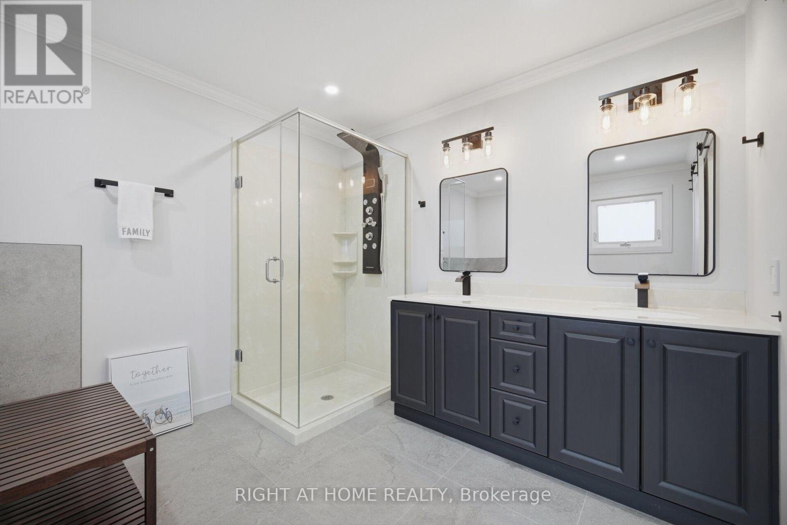 4 SIMMONS CRESCENT - 24
