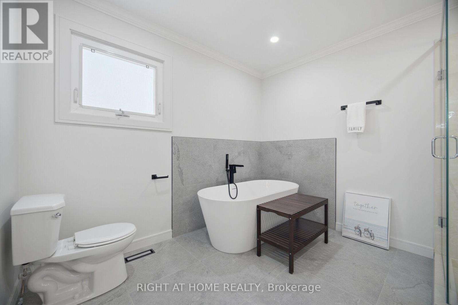 4 SIMMONS CRESCENT - 25