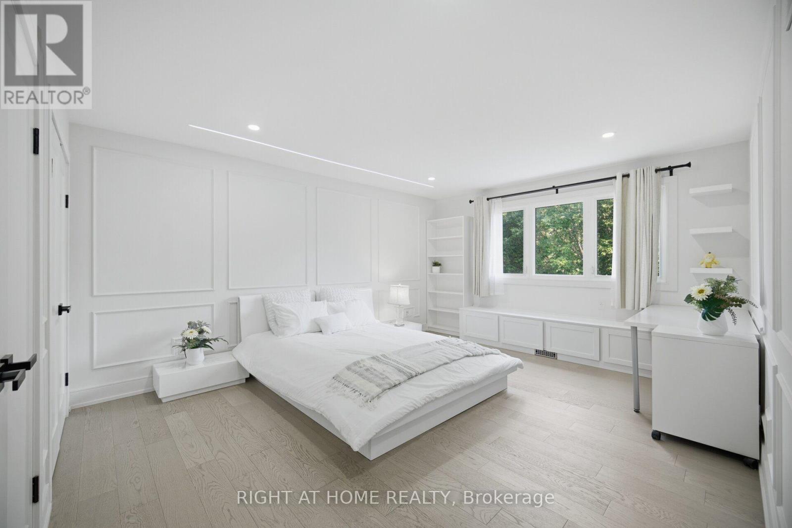 4 SIMMONS CRESCENT - 27